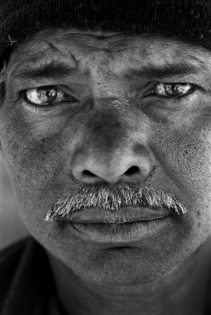 10_portrait.worker.indian.blackandwhite.jpg